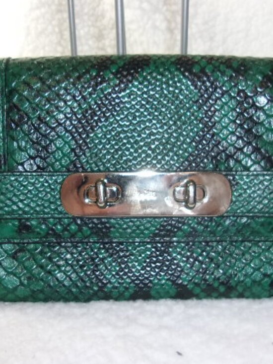 E-154 COACH SWAGGER CLUTCH IN PYTHON EMBOSSED LEATHER - Picture 1 of 13